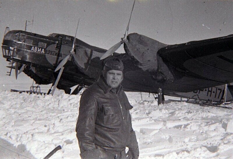 Полярным летчиком М.В. Водопьяновым совершена первая посадка самолета АНТ — 6 (арктический вариант ТБ–3) на Северном Полюсе, 21.05.1937