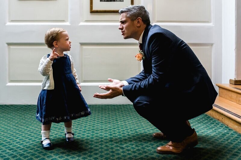 Маленькая девочка ясно даёт понять, кто здесь хозяин