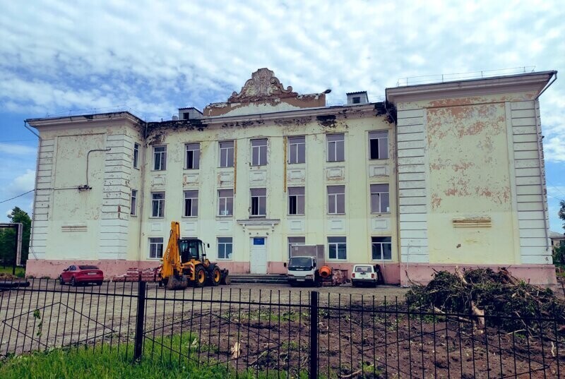 Слишком красивое историческое здание для Кемерово, нужно изуродовать