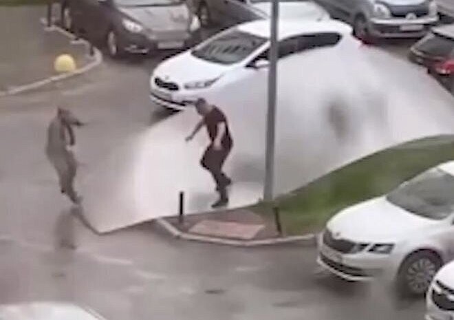 В Екатеринбурге мужчину подбросило и ударило сорванной с паркинга крышей