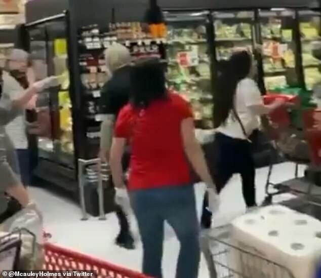 "Выметайся отсюда!": из нью-йоркского супермаркета выгнали покупательницу без маски