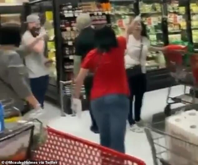 "Выметайся отсюда!": из нью-йоркского супермаркета выгнали покупательницу без маски