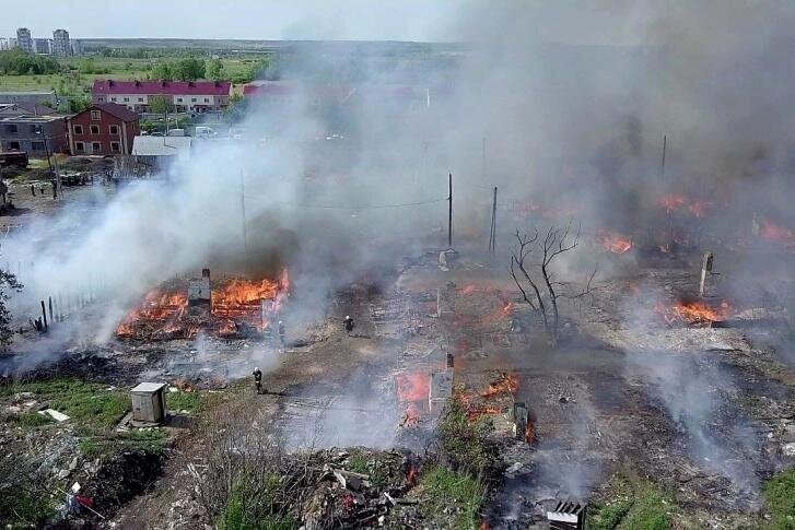 Под Самарой пожар почти полностью уничтожил цыганский поселок