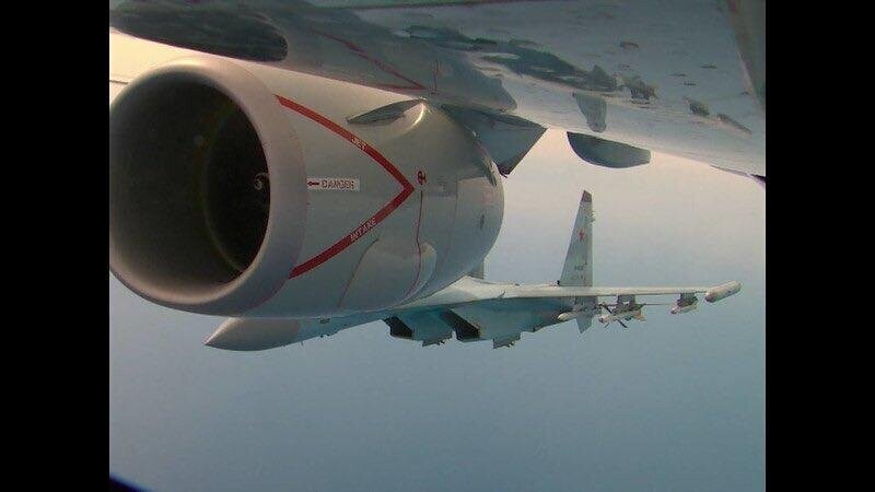 Перехват американского самолета-шпиона истребителем Су-35 показали на видео