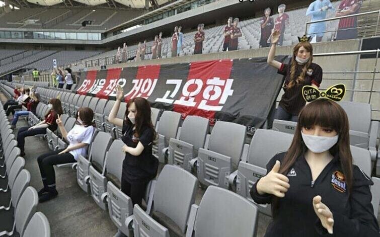 Южнокорейский футбольный клуб использовал кукол вместо болельщиков во время игры на пустом стадионе
