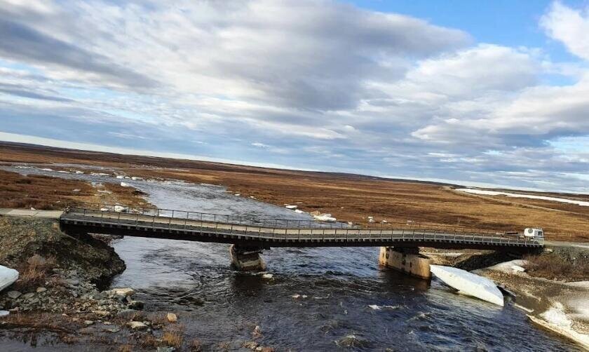 Обрушение моста под грузовиком на Ямале попало на видео