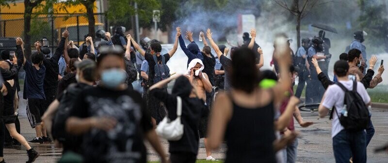 В Миннеаполисе беспорядки, жители громят полицию