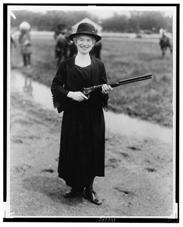 Снайпер Энни Оукли с винтовкой, которую ей подарил Буффало Билл. 1926 год.