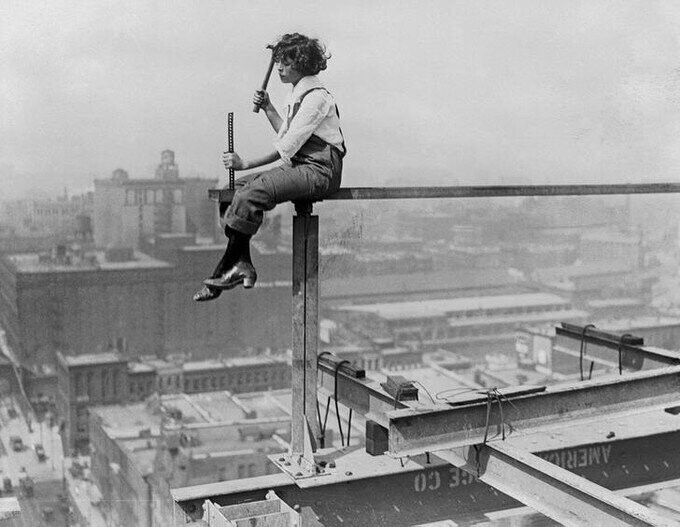 Обнаружив, что укладка кирпичей полна взлетов и падений эта юная девушка пробует себя на небоскребе. Это Мисс Коллье, репортер Chicago Herald-Examiner. 17 августа 1920 года.