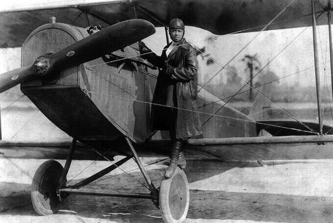 Авиатор Бесси Колман и ее самолет. 1922 год.