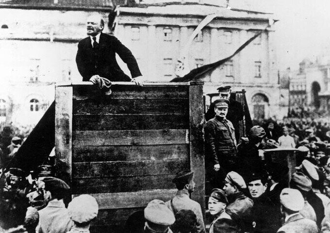Владимир Ленин перед солдатами Красной Армии, которые отправляются на фронт во время Советско-польской войны. Свердловская площадь (Театральная) в Москве. 5 мая 1920 года.