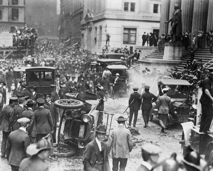 После взрыва бомбы на Уолл-Стрит 16 сентября 1920 года. Погибло тридцать человек. Еще восемь из сотен раненых скончались в госпитале. Виновные так и не были найдены.
