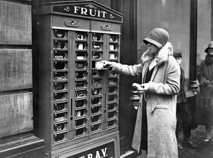 Торговый автомат в Лондоне. 1920 год.