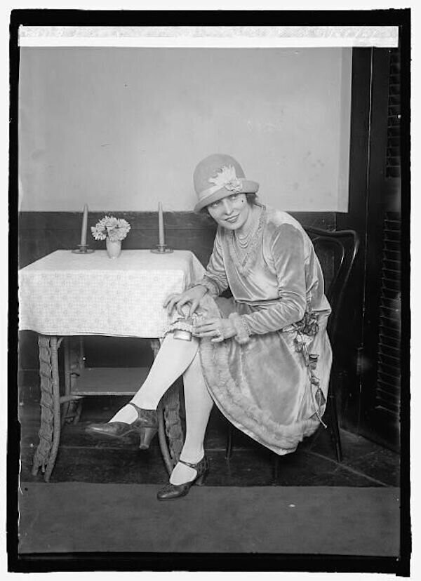 Бунтарка с флягой на ноге. 1926 год.