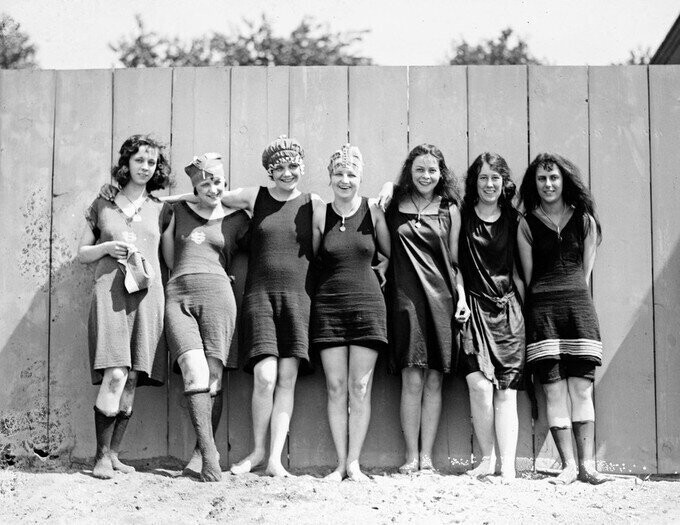 Девушки на открытии муниципального пляжа Вашингтона. 29 мая 1920 года.