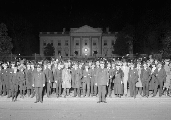 Толпа избирателей перед Белым Домом. Ноябрь 1920 года.