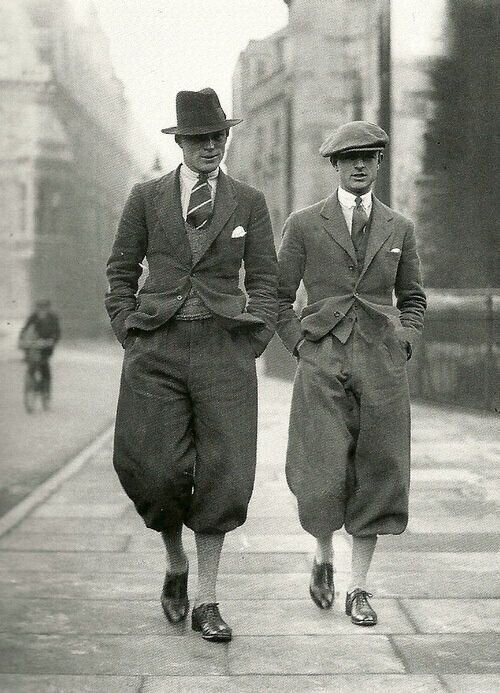 Пара студентов Кэмбриджа на прогулке. Вылитые острые козырьки. 1926 год.