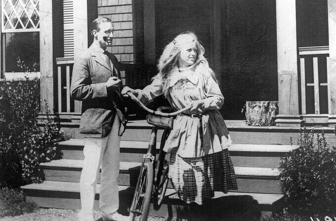 Франклин Рузвельт в летнем доме с 14-летней дочерью Анной. Август 1920 года, остров Кампобелло, Канада.