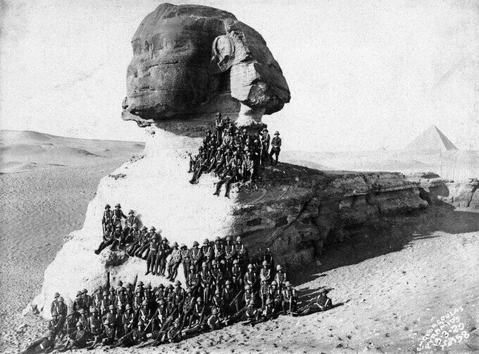 Пехотинцы позируют на Сфинксе, который был построен в 2500-ых годах до нашей эры. Гиза, Египет. Март 1920 года.