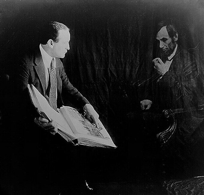 Гарри Гудини демонстрирует фото-манипуляцию (аналоговый фотошоп) сделав снимок "призрака" Линкольна. 1920 годы.