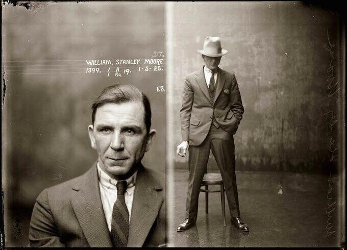 Снимок подозреваемого в отделе полиции. Даже эти кадры были "стильными" в те времена. 1925 год.