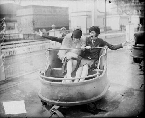 Девушки веселятся в парке аттракционов. 1920-ые годы.