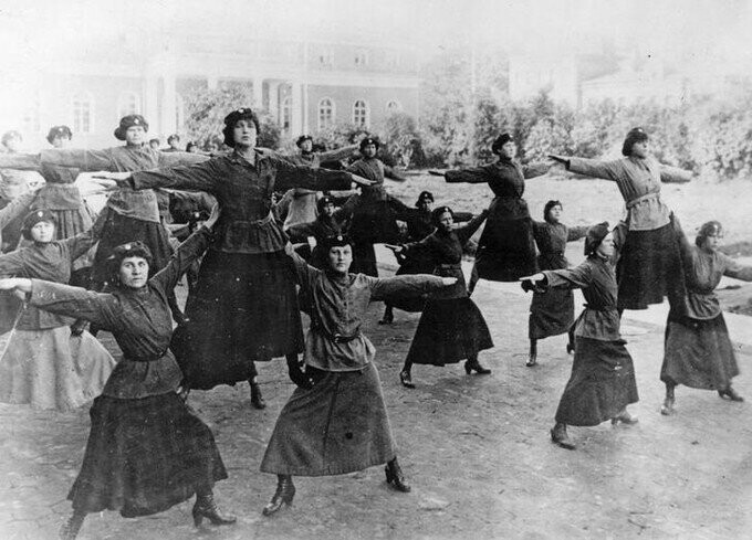 Тренировки женской милиции в Советской России. 1 декабря 1920 года.