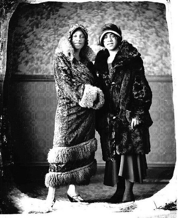 Две модницы. 1920-ые.
