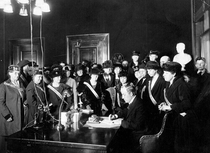 Губернатор Кентуки подписывает билль, позволяющий женщинам голосовать. 6 января 1920 года.