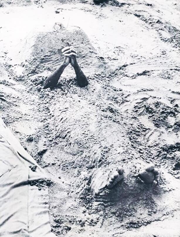 Индуист, погружённый в песок в попытке умиротворить Варуну, бога дождя и остановить ливни, Мумбаи, Индия, 1953 год.
