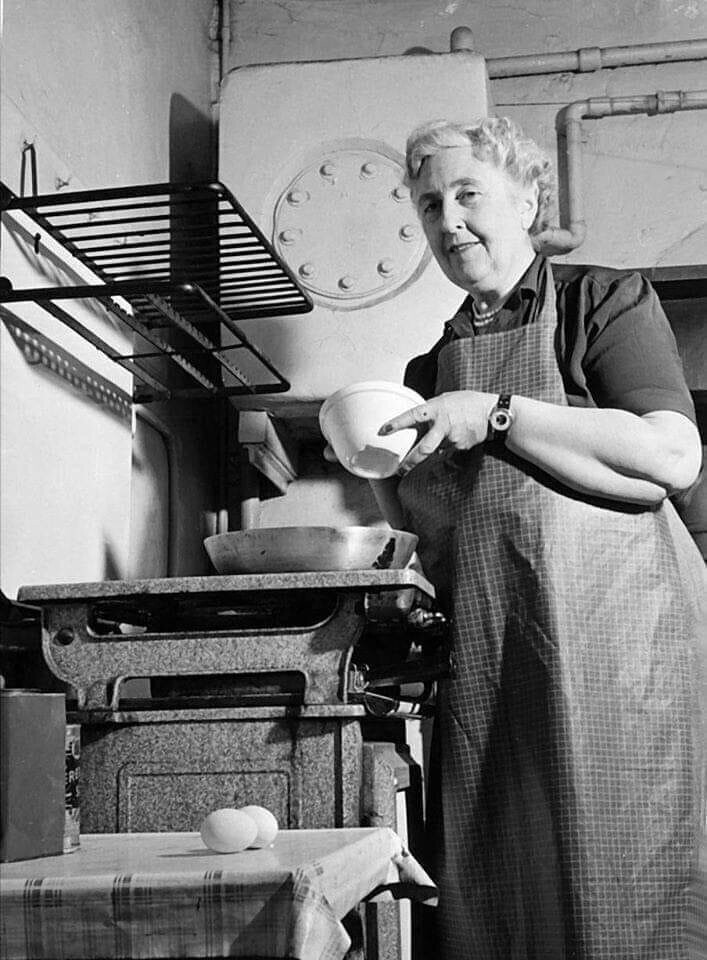 Агата Кристи дома на кухне, 1950