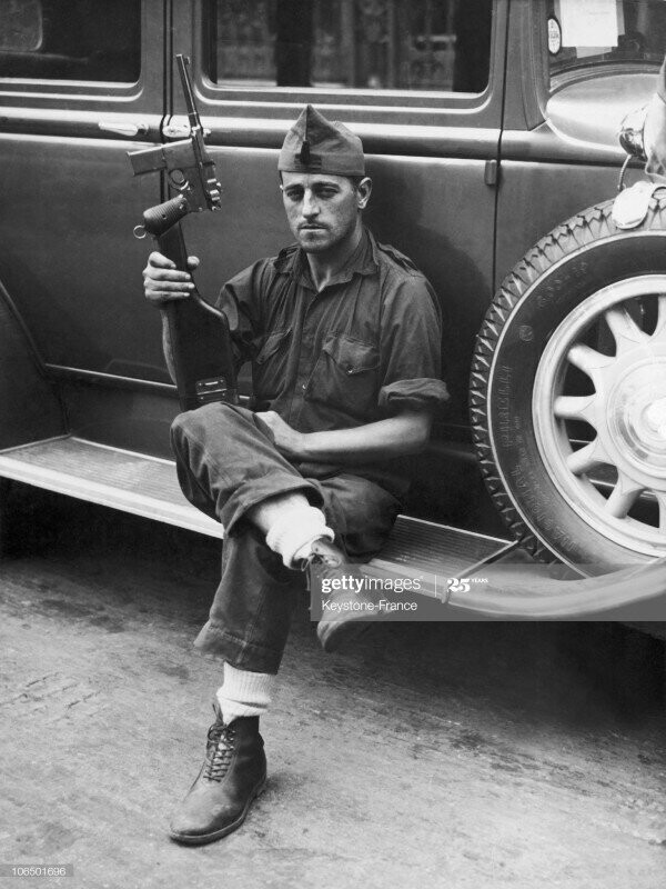 Солдат испанских националистов (франкистов) вооружённый автоматическим пистолетом Beistegui Hermanos Modelo MM34 Police, выпускавшимся в Испании; Бургос, Испания; 1936-й год