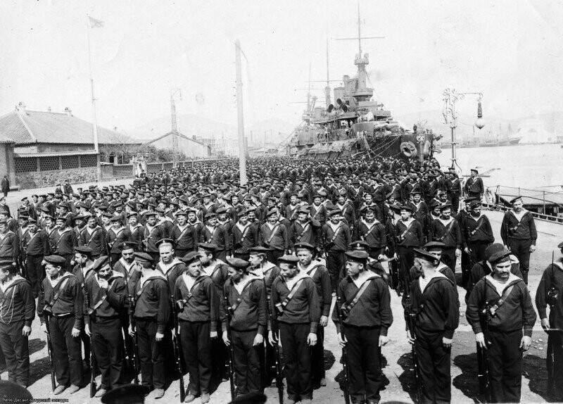 1904. Русские моряки в Порт-Артуре. Японская армия потеряла за время осады крепости свыше 110 тысяч человек, из них до 10 тысяч офицеров.