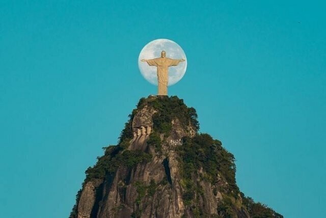 Католики Рио-де-Жанейро должны хранить запас камней, из которых сделана статуя Христа Искупителя  