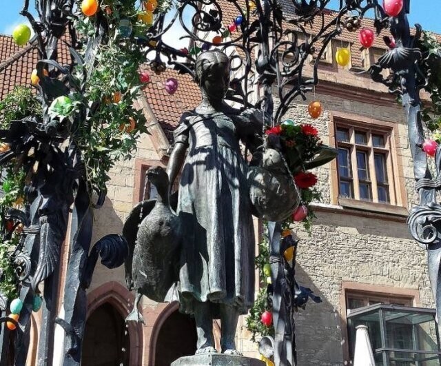 Лиззи с гусем из Геттингена получает больше всего поцелуев, чем любая другая скульптура в мире  