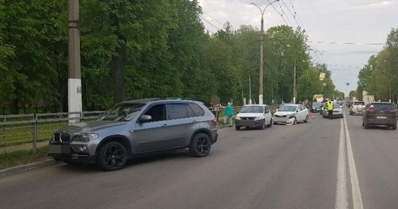 Высадил пассажира: столкновение трёх автомобилей в Твери