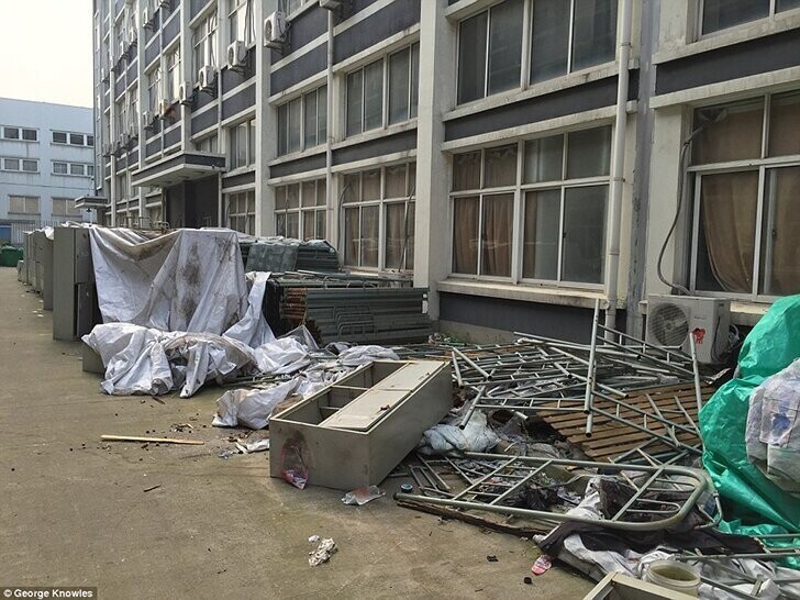 Страх и отвращение в общежитии рабочих фабрики, где собирают iPhone