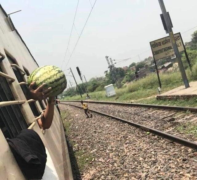 Человек купил арбуз через окно поезда, видимо так он проедет весь оставшийся путь