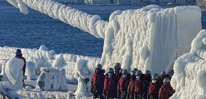 Эсминец США "Дональд Кук" замерз на ученьях в Баранцевом море