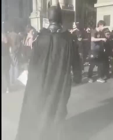 Бэтмен присоединился к протестующим в Америке 