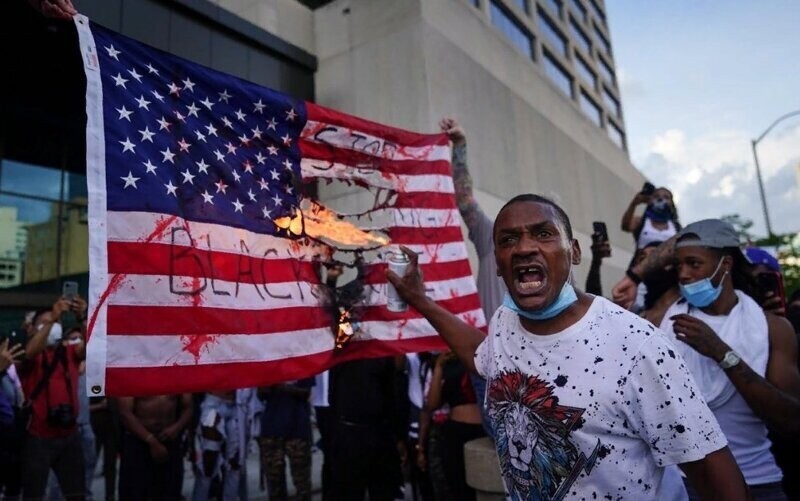 Полиция США жестоко подавила протест в Миннеаполисе