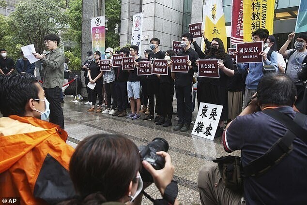 Тайваньские сторонники Гонконга во время протеста против предложенного Пекином законодательства о национальной безопасности. Тайбэй, Тайвань