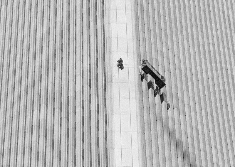 Джордж Виллиг поднимается на Южную башню Всемирного торгового центра 25 мая 1977 года