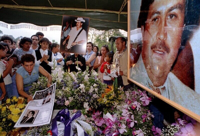 На могиле Пабло Эскобара в годовщину его гибели, 1994 год, Колумбия