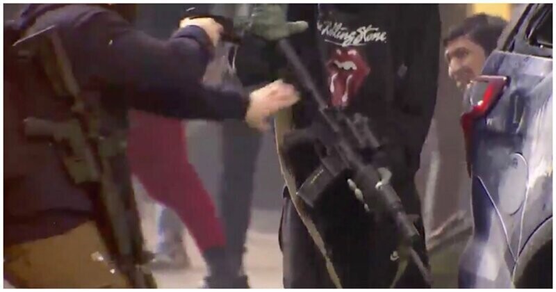 Охранник бригады новостей отобрал у протестующего украденную винтовку 
