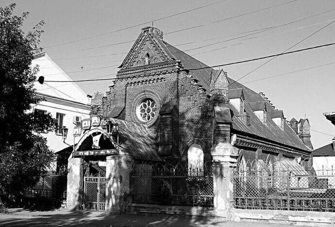 Это фото уже 2009 года. На месте бывшей церкви был бар. Кресты исчезли, но фасад сохранился