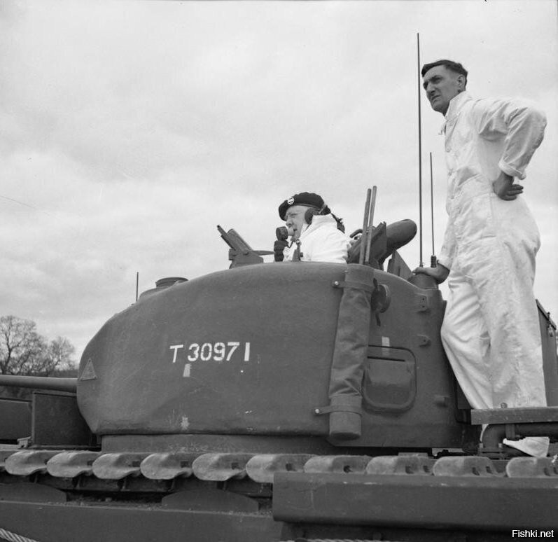 Уинстон Черчилль сидит в башне танка собственного имени (Mk