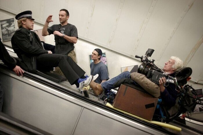 Хавьер Бардем, режиссер Сэм Мендес и оператор Роджер Дикинс на съёмках "007: Координаты «Скайфолл», 2012 год