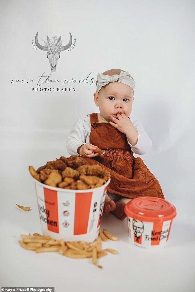 Фотографа, накормившую дочку жареной курицей, застыдили в сети