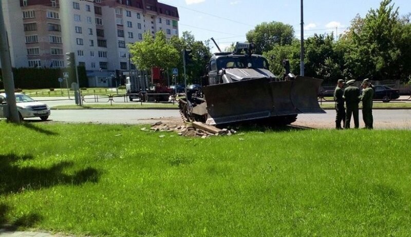 В Беларуси военные уронили с трала бульдозер